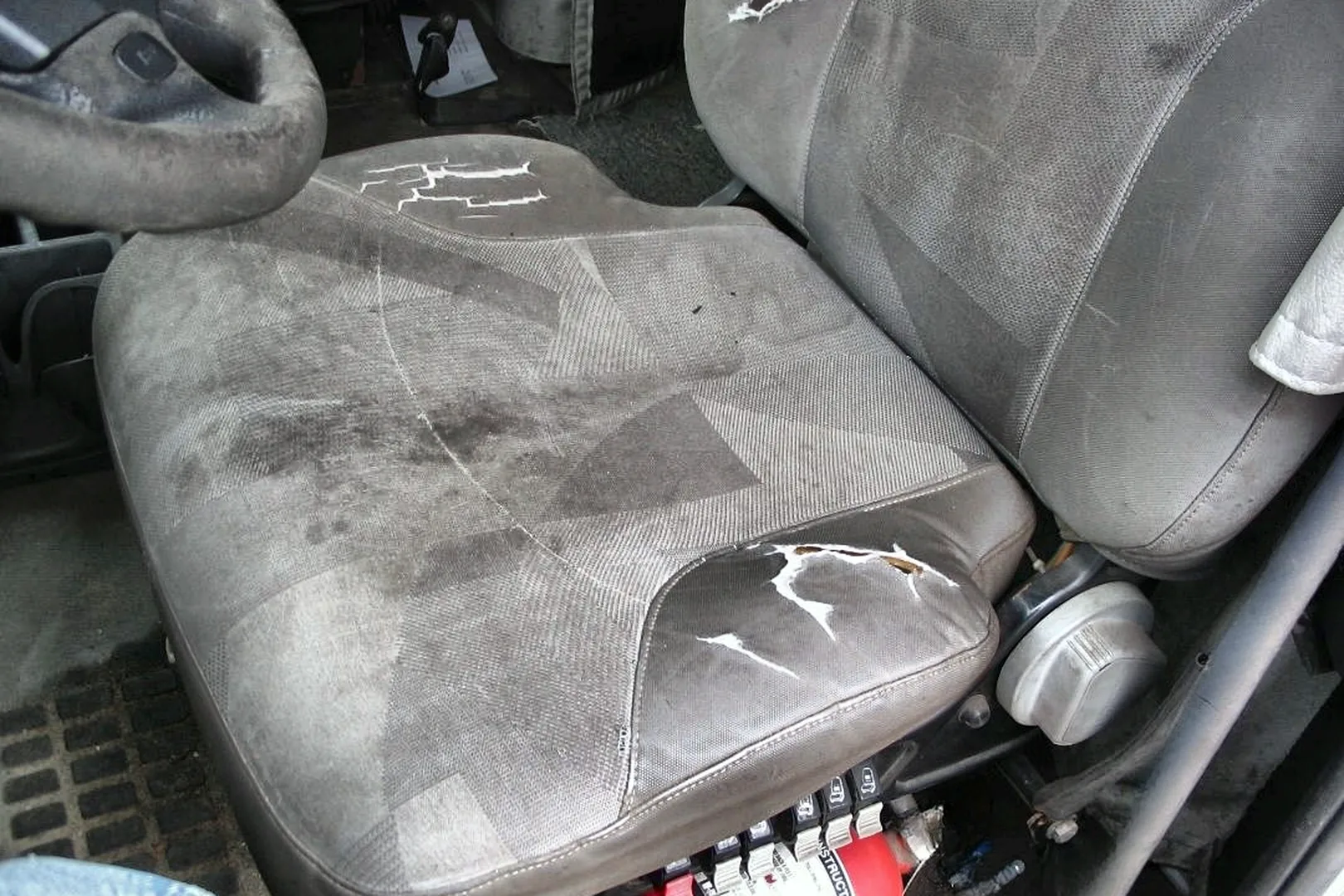 2004 VOLVO VNL 64T 670 - view 14 of 32