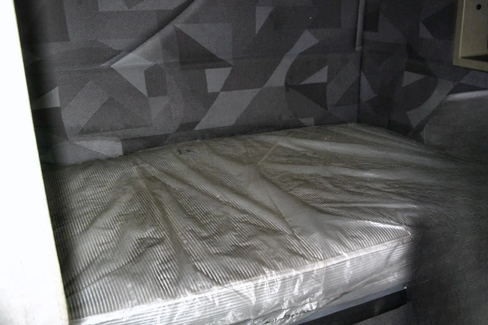 2004 VOLVO VNL 64T 670 - view 17 of 32