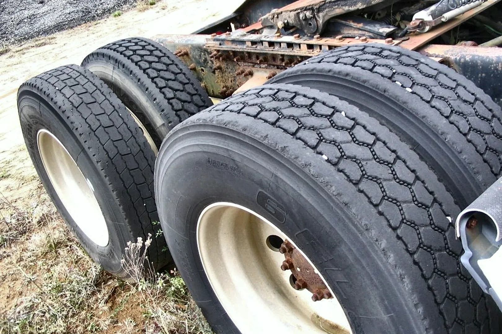 2004 VOLVO VNL 64T 670 - view 18 of 32