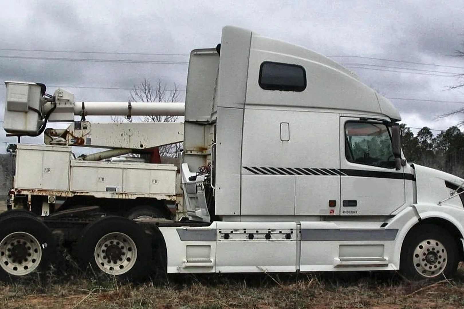 2004 VOLVO VNL 64T 670 - view 9 of 32