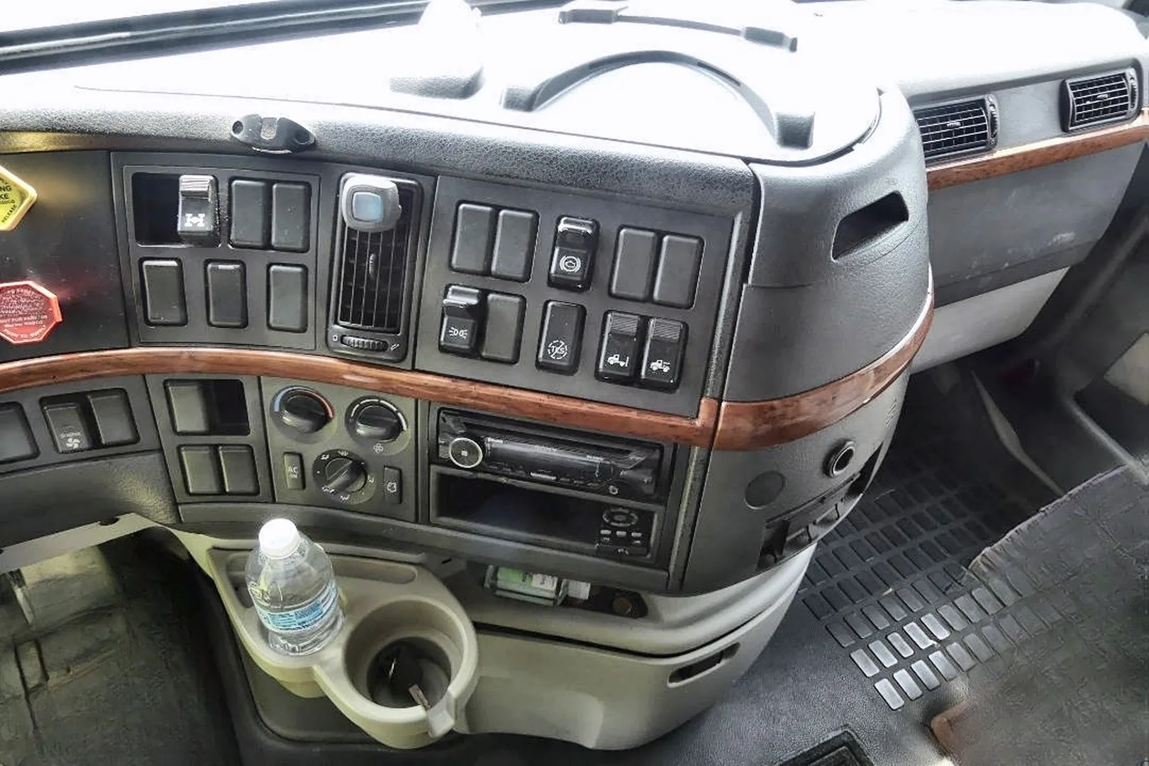 2007 VOLVO VNL 64T - view 15 of 20