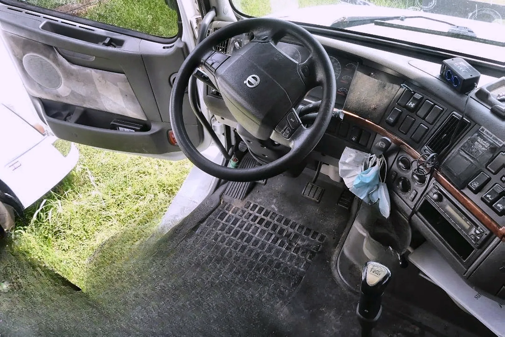 2011 VOLVO VNL 64T - view 17 of 26