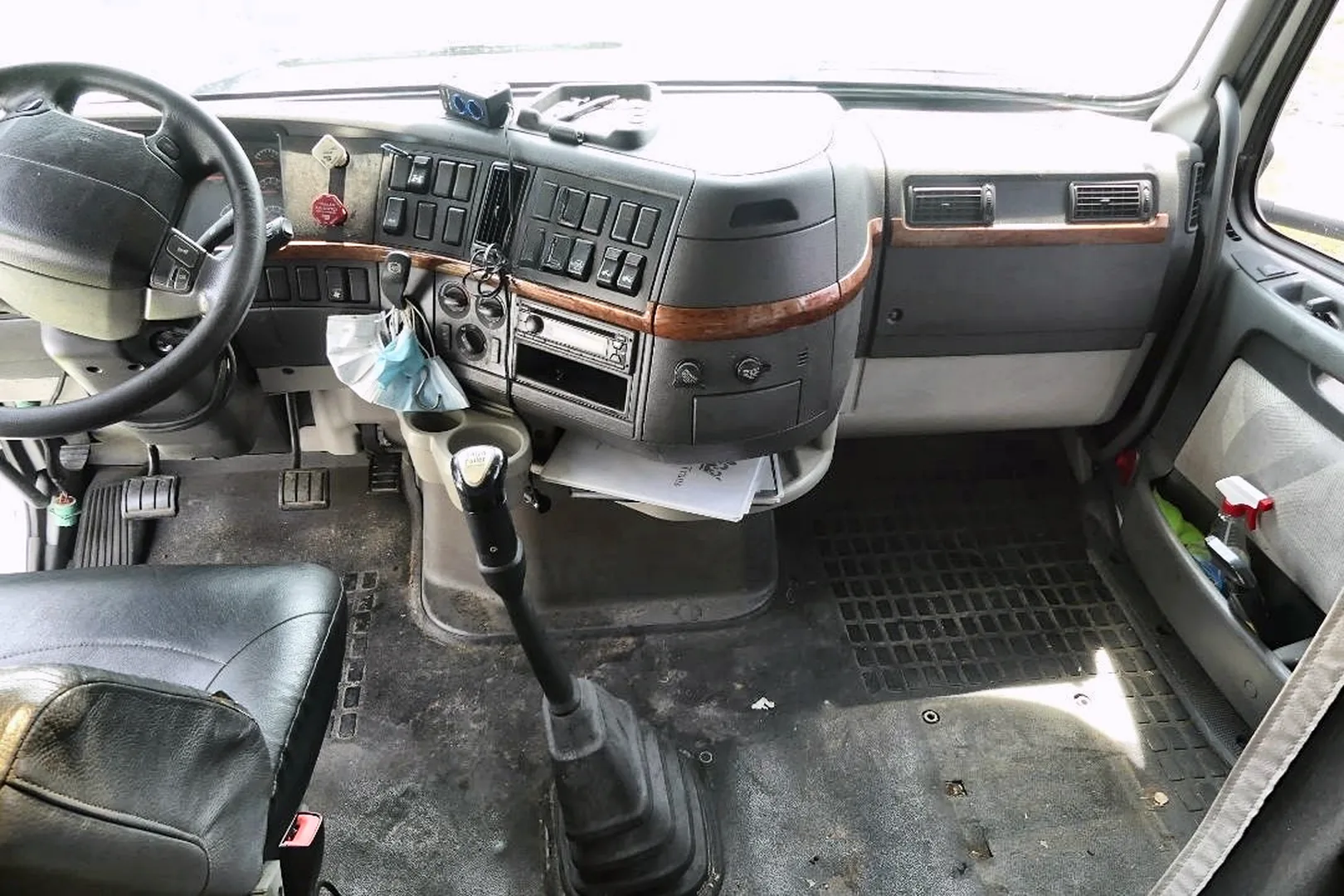 2011 VOLVO VNL 64T - view 19 of 26