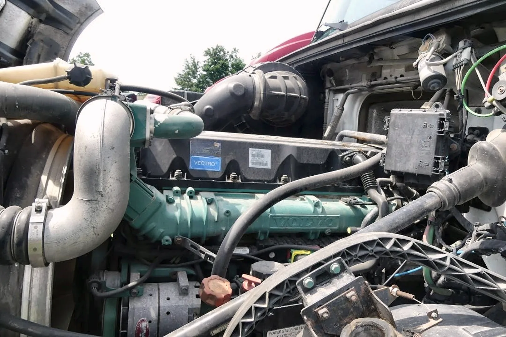 2011 VOLVO VNL 64T - view 10 of 26