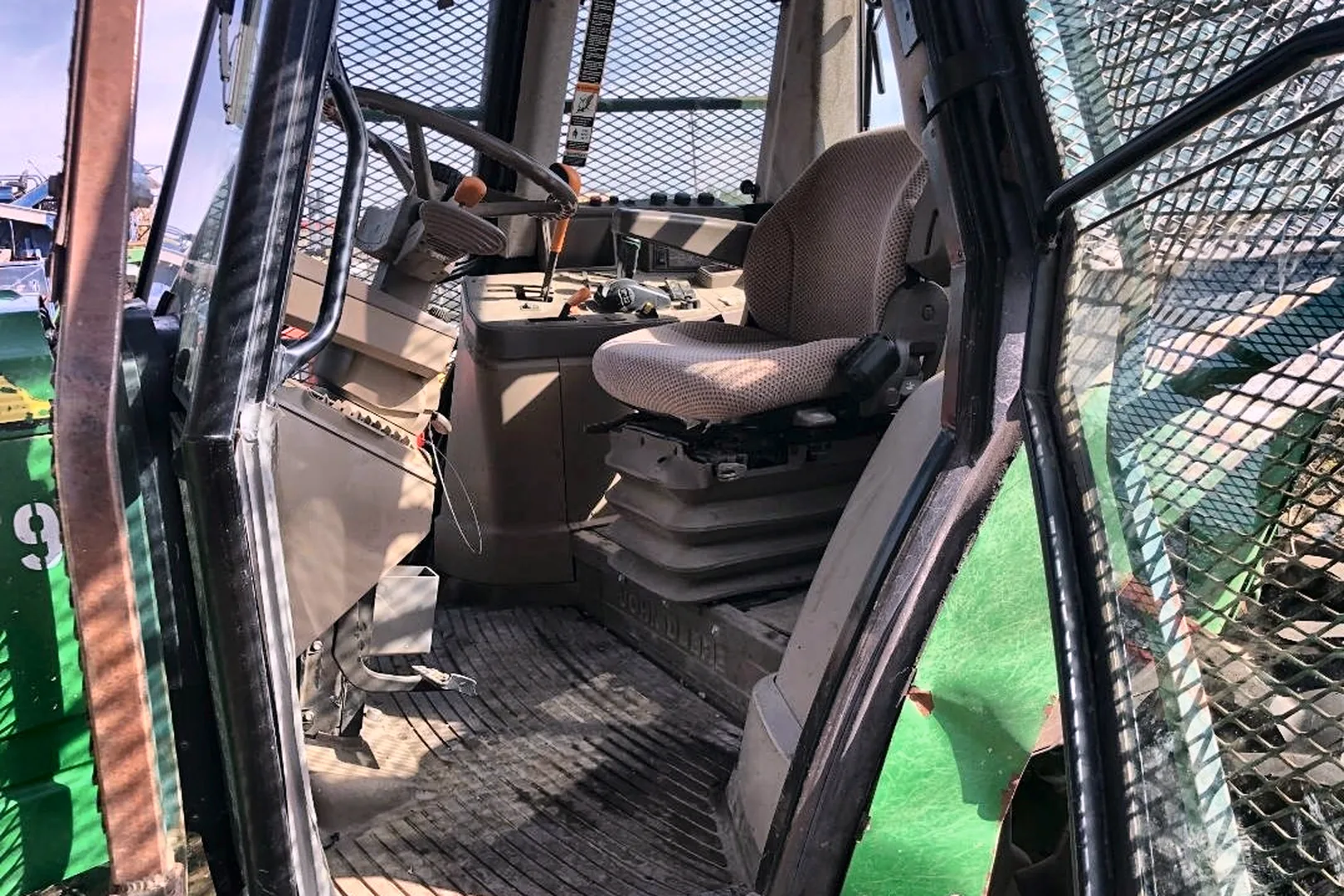 2015 DEERE 6115M - view 19 of 20