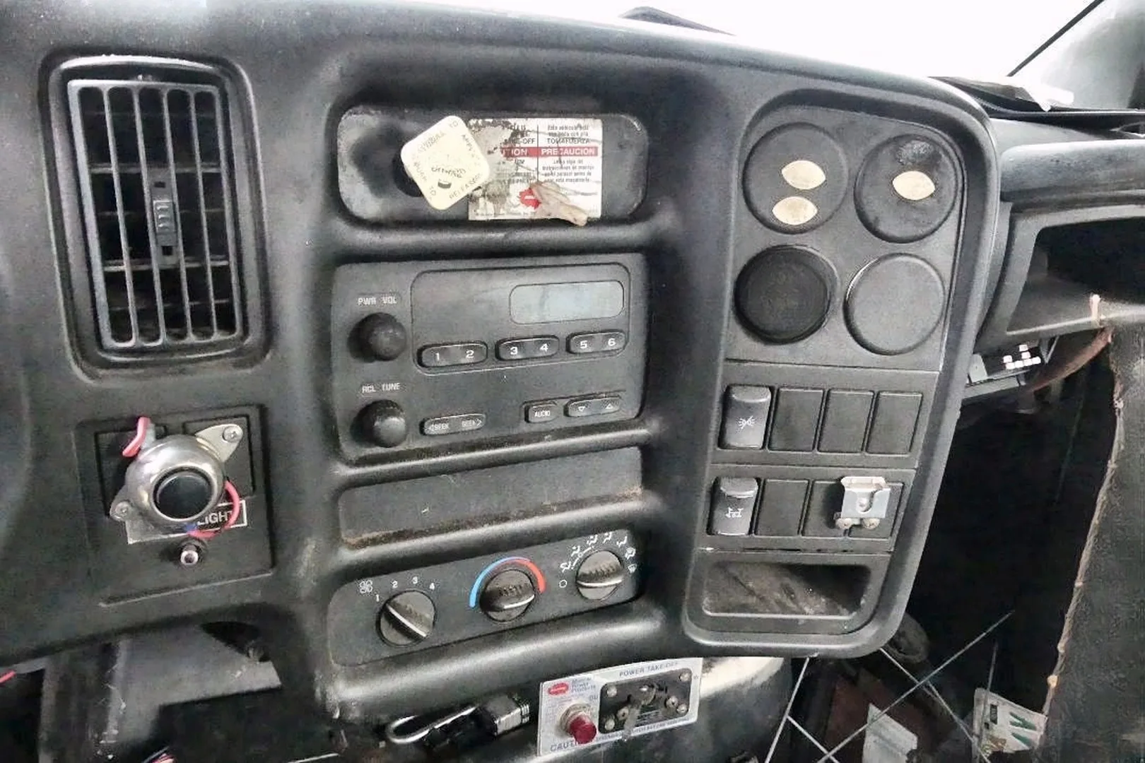 2004 GMC C7C042 - view 17 of 27