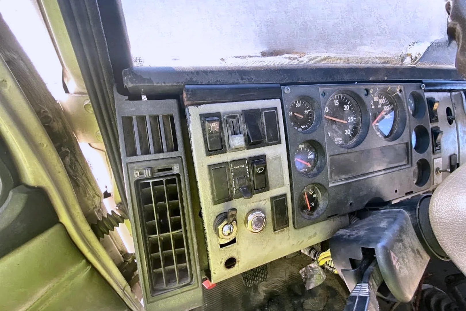 1995 FREIGHTLINER FL80 - view 16 of 31