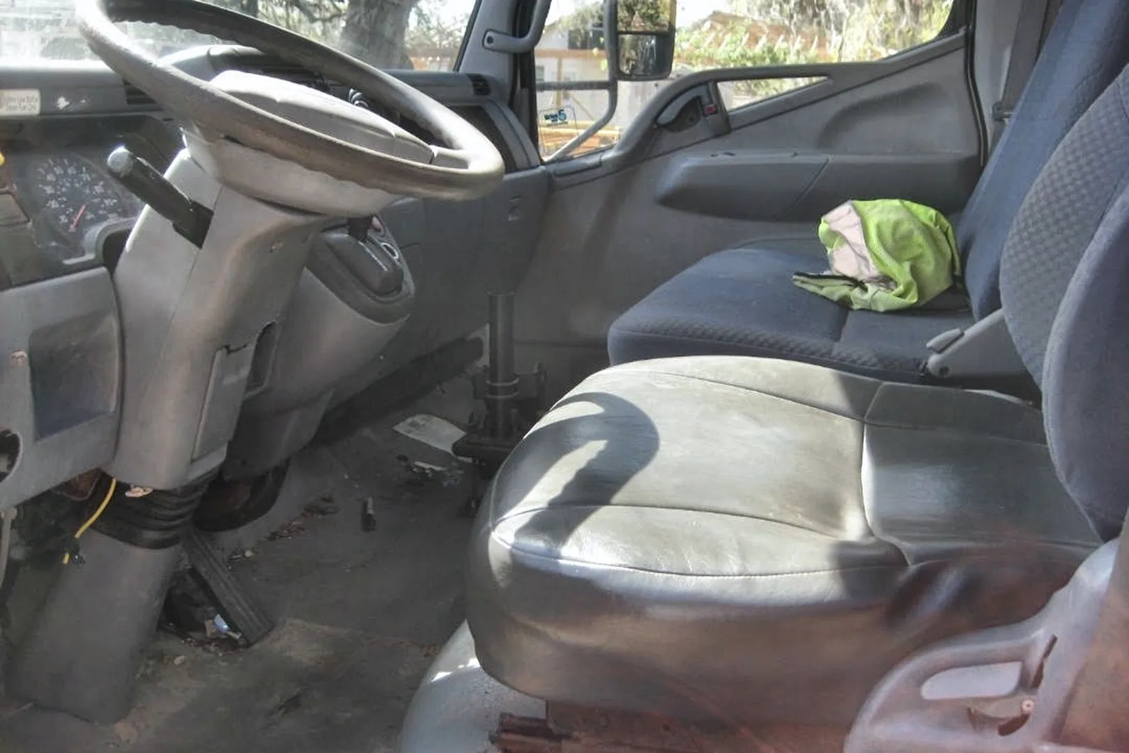 2010 MITSUBISHI FE 145 - view 6 of 14