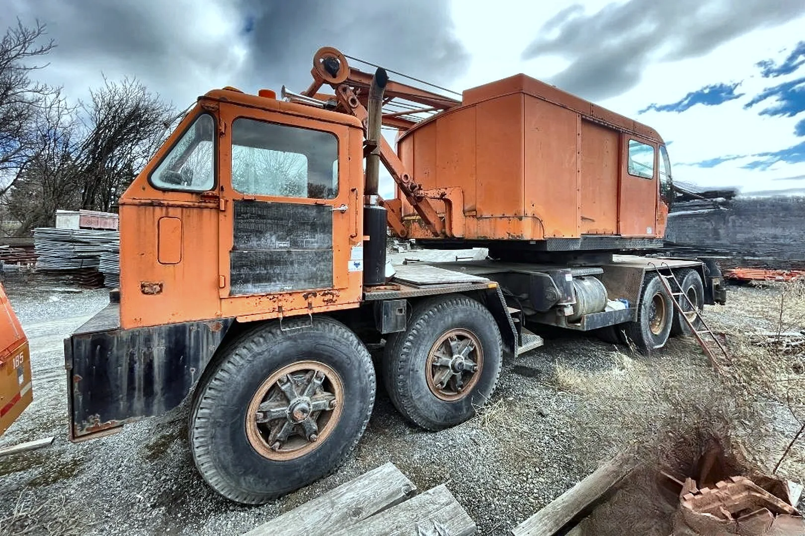 1977 P & H 790TC 90-Ton Crane - view 8 of 35