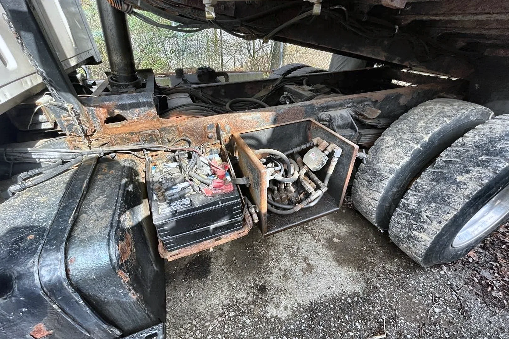 2000 STERLING L-Series Dump Truck - view 17 of 29