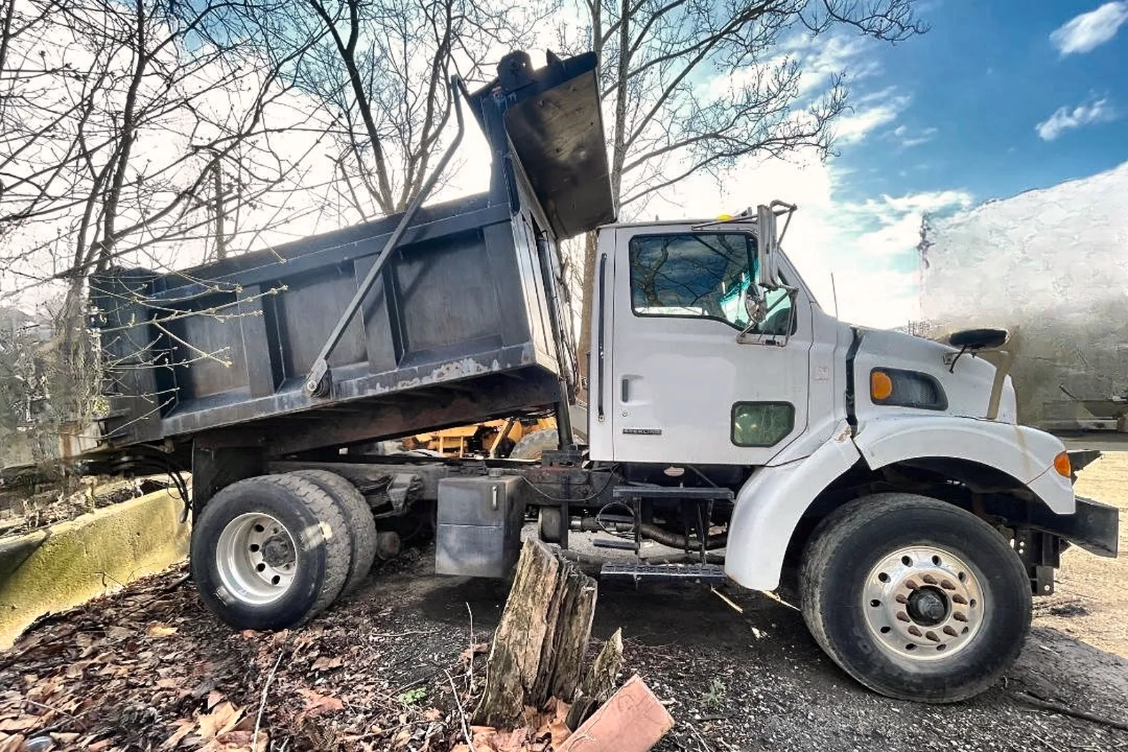 2000 STERLING L-Series Dump Truck - view 8 of 29