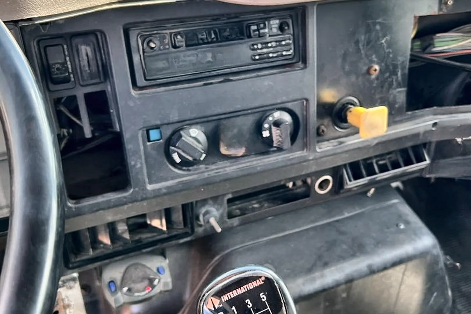 1998 INTERNATIONAL 4700 - view 9 of 13