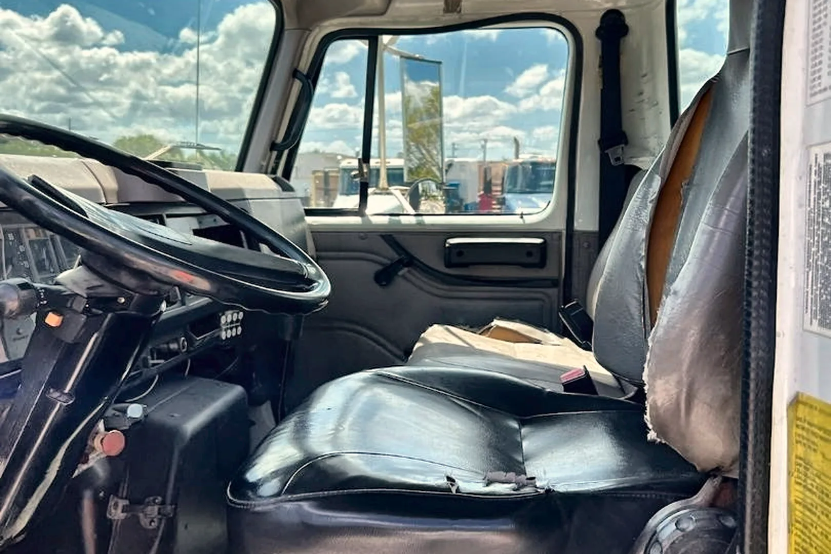 1998 INTERNATIONAL 4700 - view 13 of 13