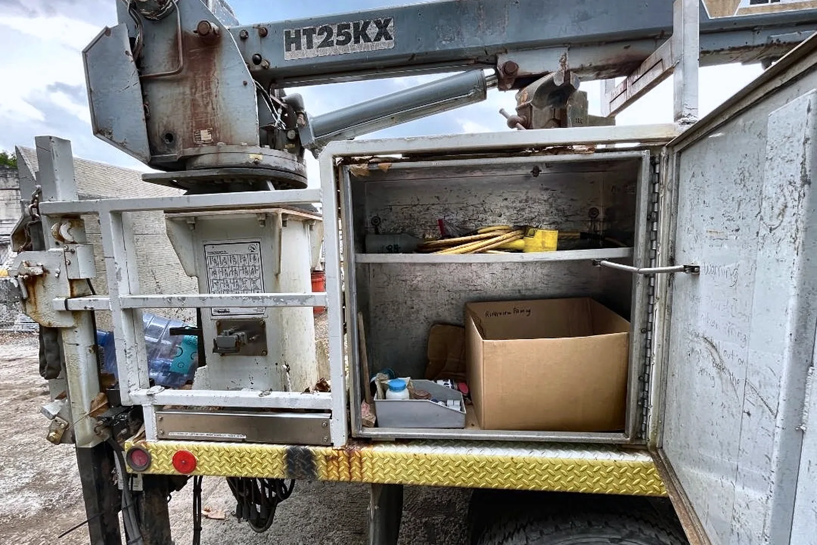 2003 FORD F-550 Service/Crane Truck - view 14 of 32