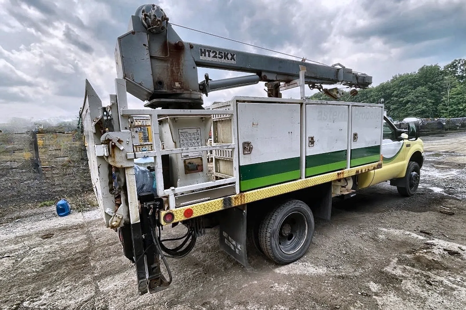 2003 FORD F-550 Service/Crane Truck - view 8 of 32