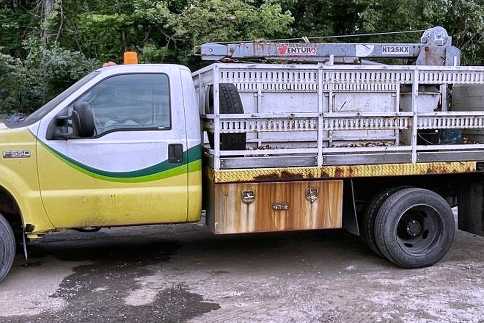 2003 FORD F-550 Service/Crane Truck - view 9 of 32