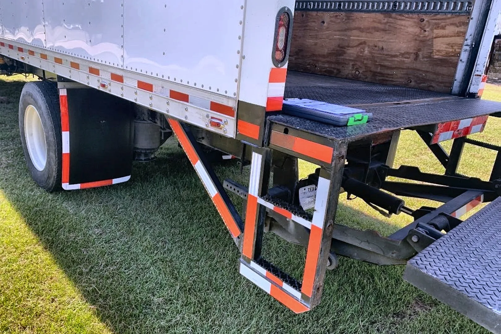 2017 INTERNATIONAL 4300 - view 16 of 24