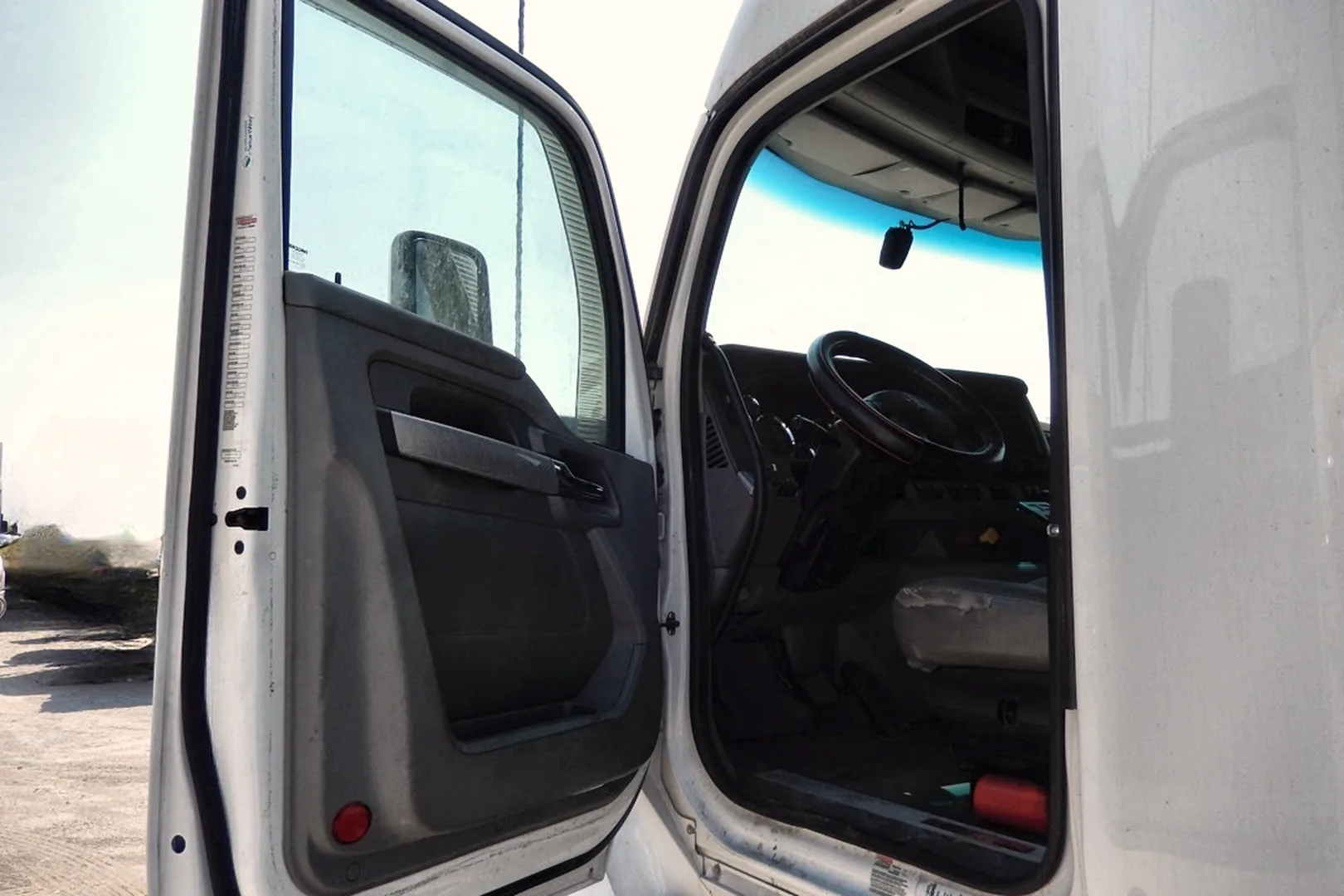 2017 KENWORTH T680 - view 15 of 54