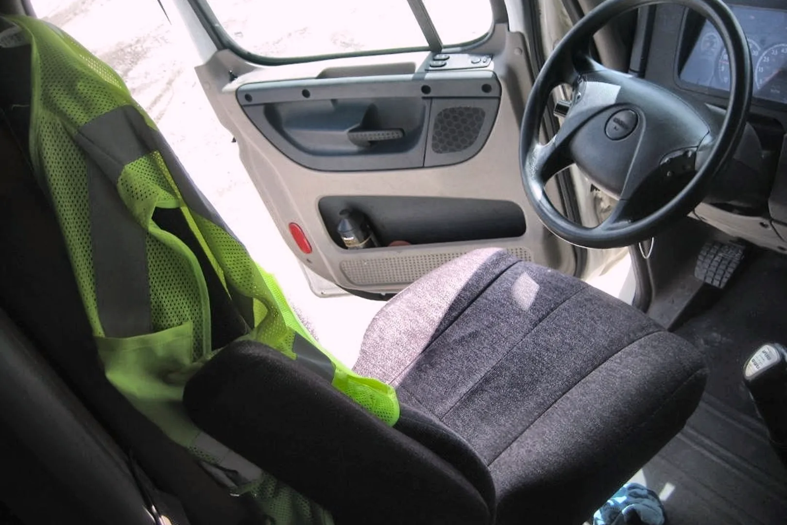 2013 FREIGHTLINER Cascadia - view 6 of 17