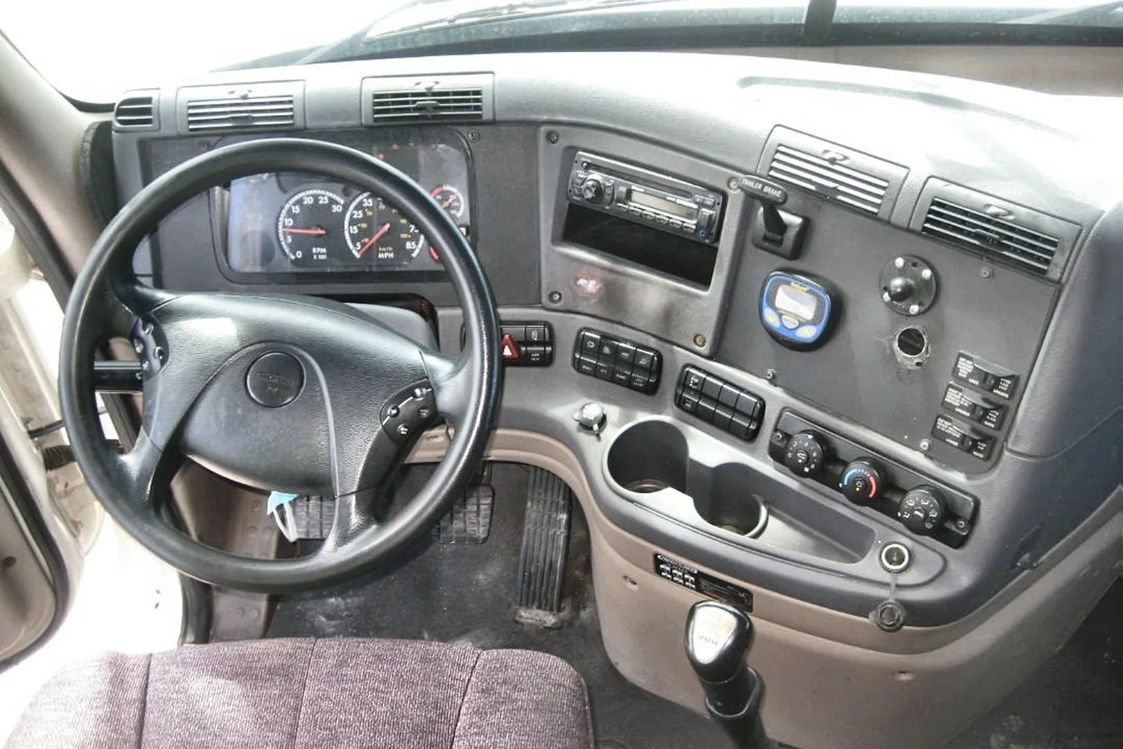 2013 FREIGHTLINER Cascadia - view 11 of 17