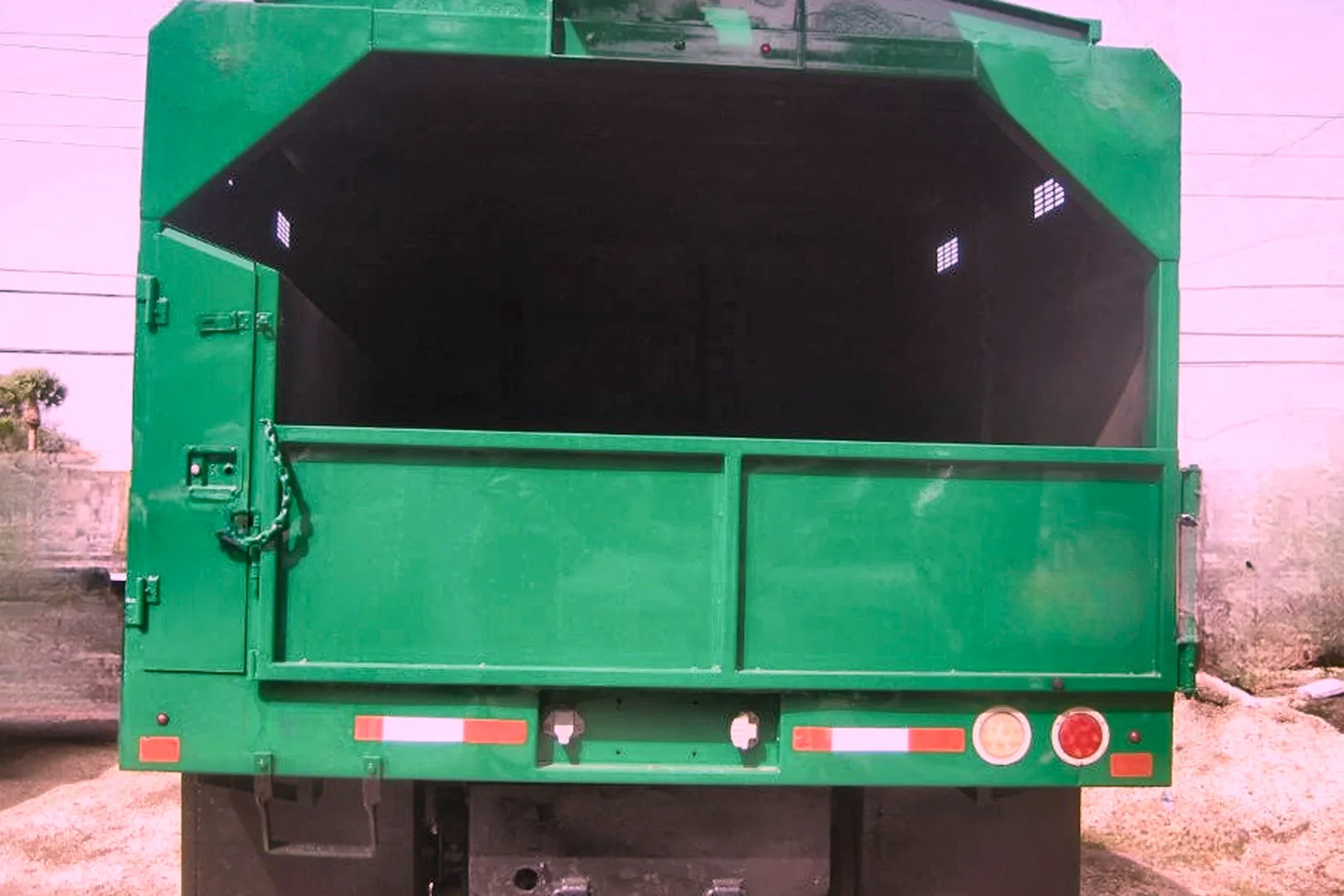 2011 FORD F750 - view 10 of 11