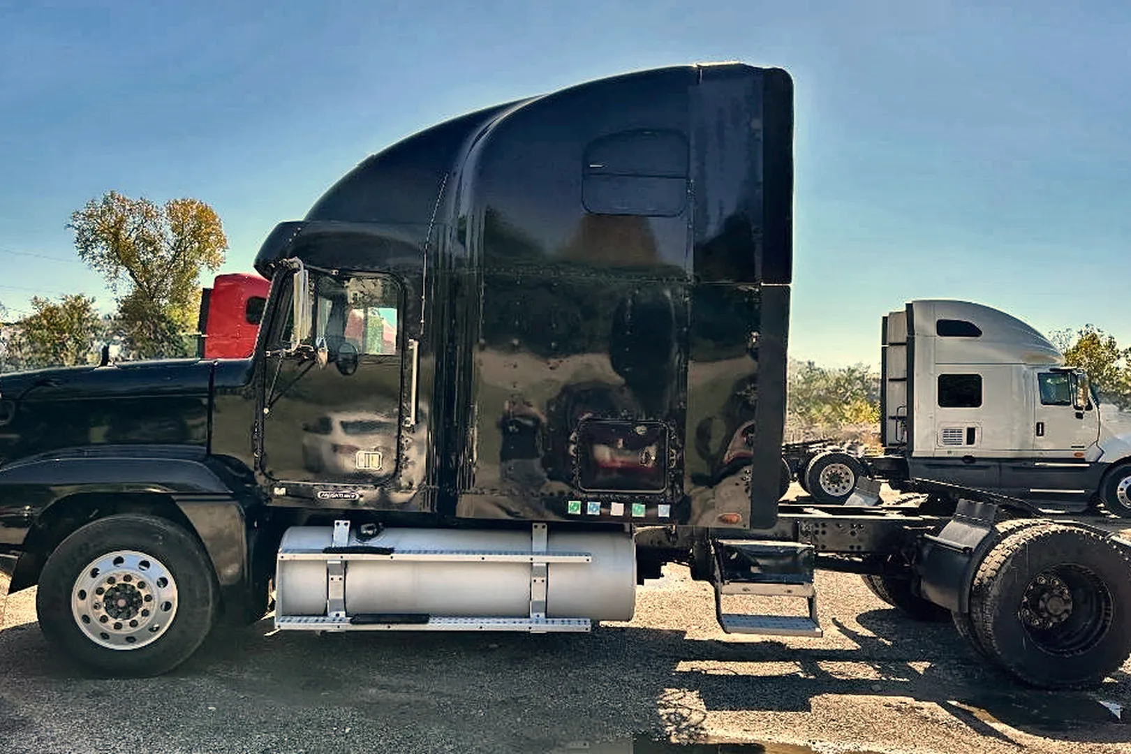 2001 FREIGHTLINER FLD 120 - view 8 of 36