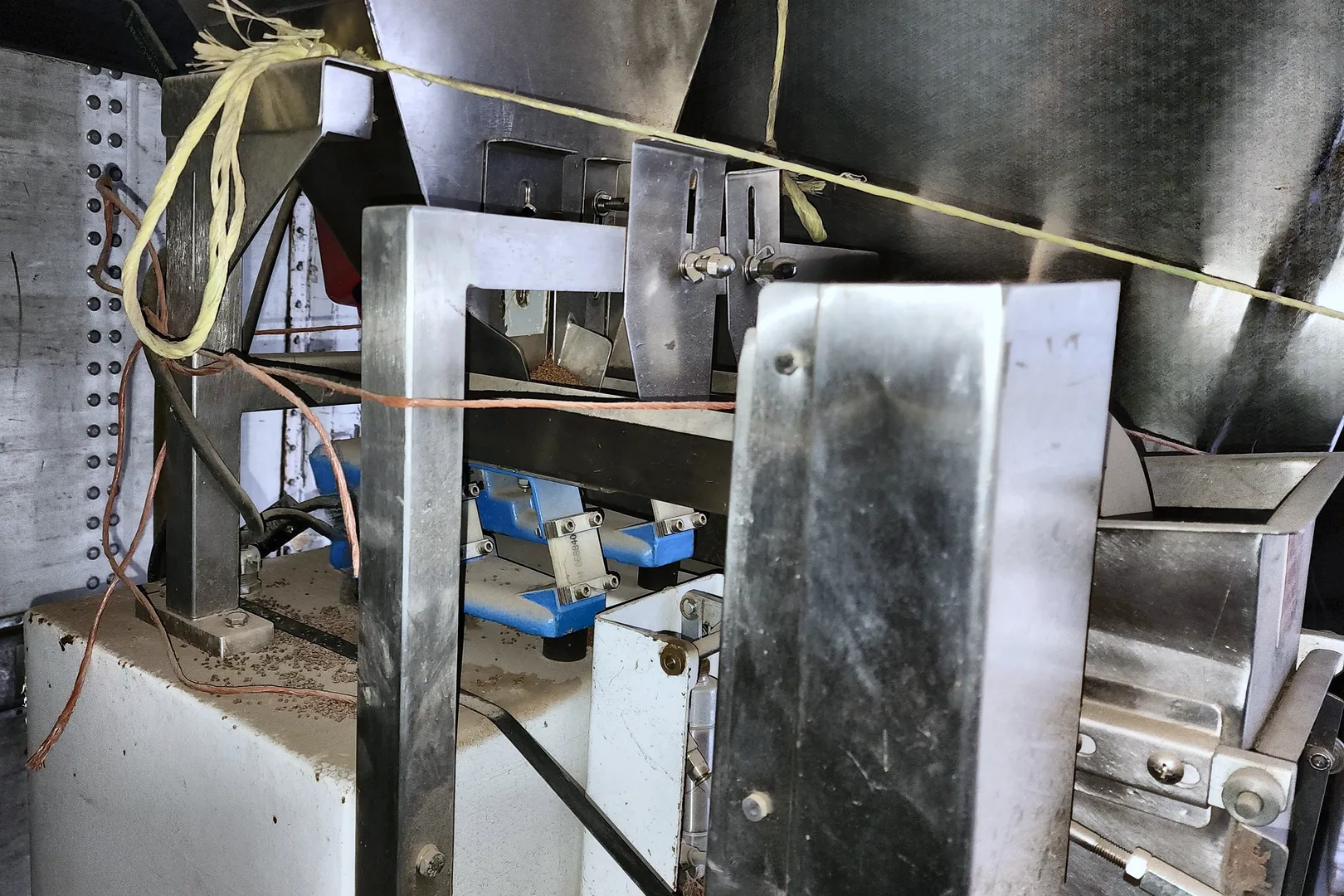 2004 WEIGHPACK PAXIOM AEF-1 Vibratory Scale - view 8 of 15