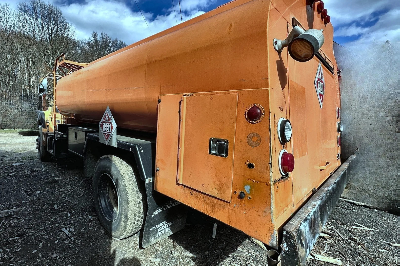 1995 GMC C7500 Fuel Tanker - view 18 of 44