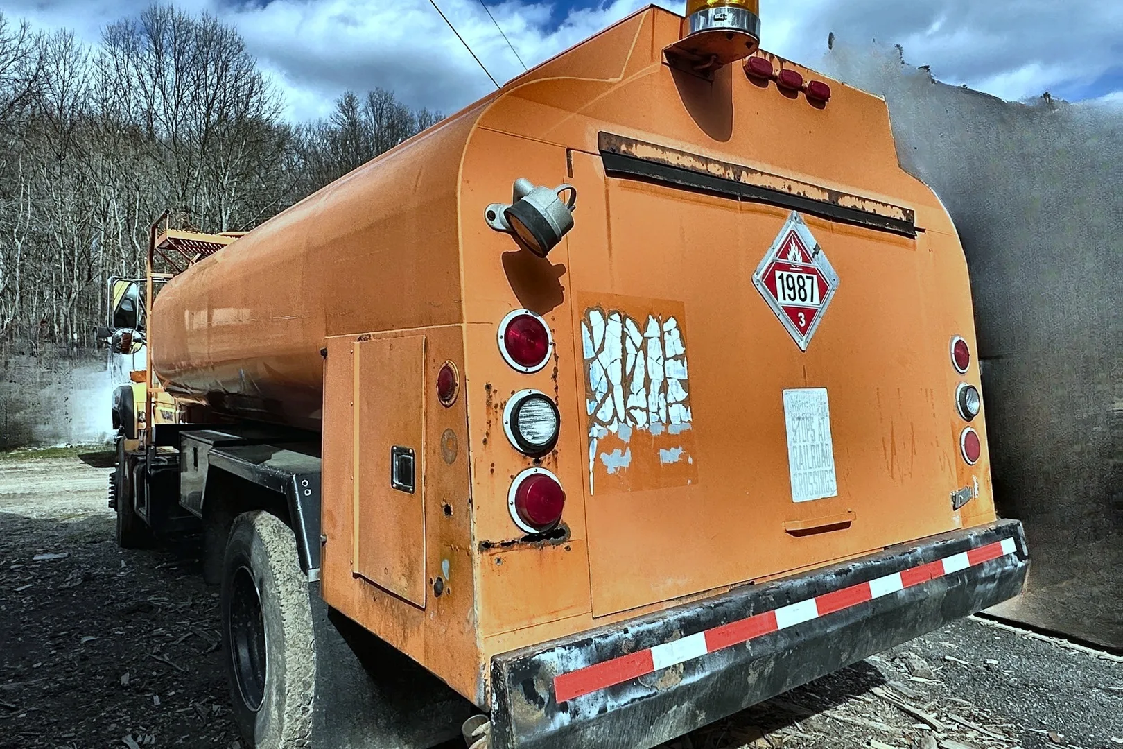1995 GMC C7500 Fuel Tanker - view 11 of 44