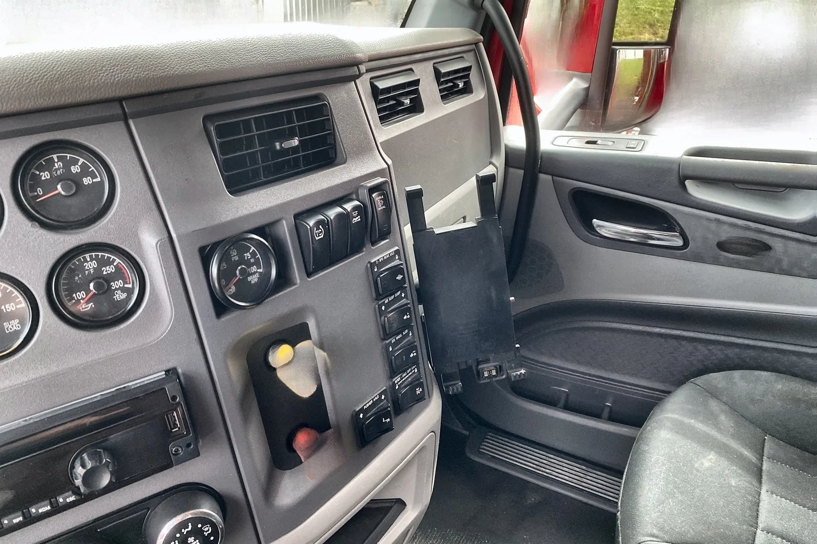 2017 PETERBILT 567 - view 17 of 34