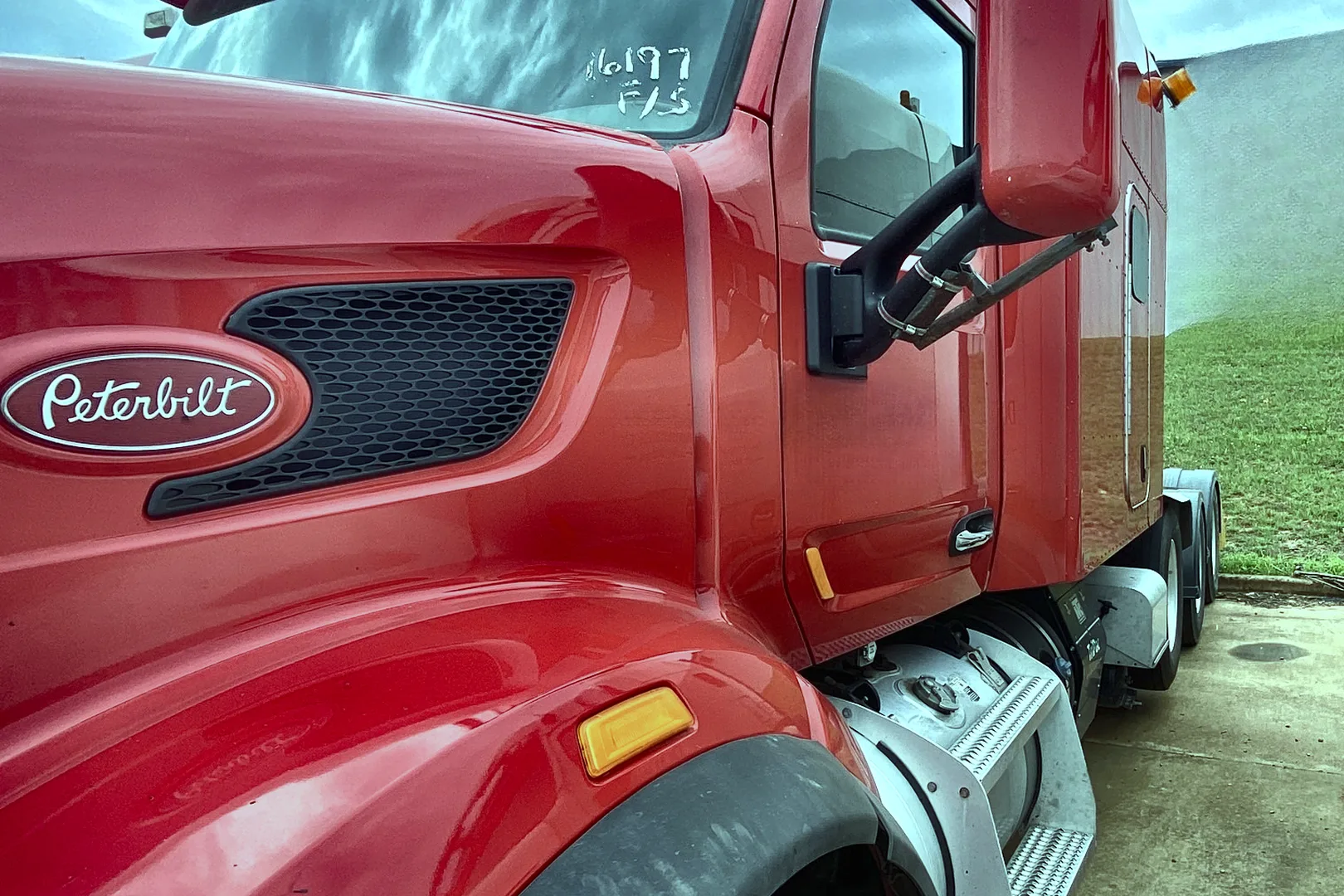 2017 PETERBILT 567 - view 8 of 34