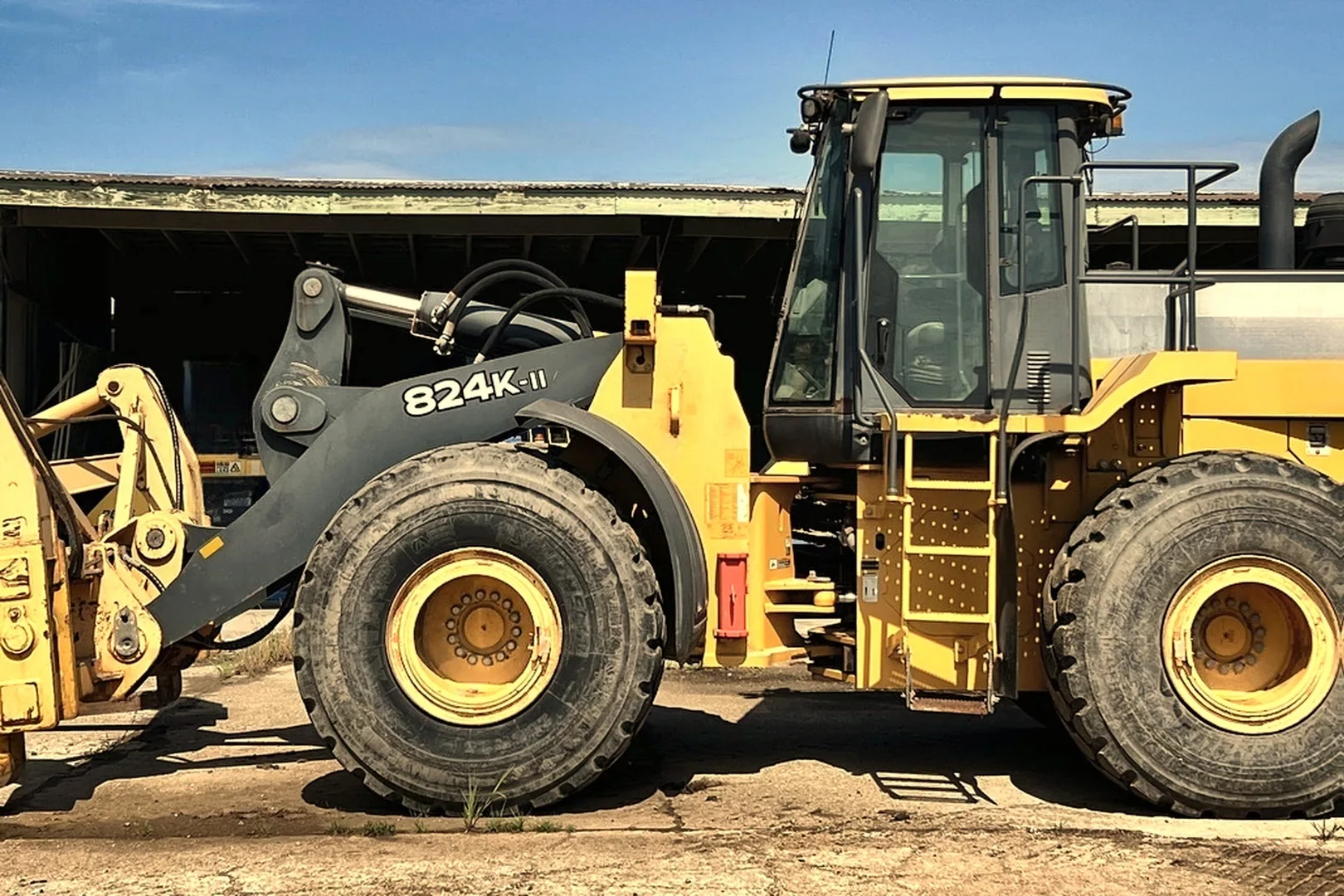 2015 DEERE 824K - view 8 of 47