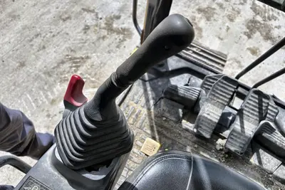 2005 Komatsu PC200LC-7L - view 16 of 47