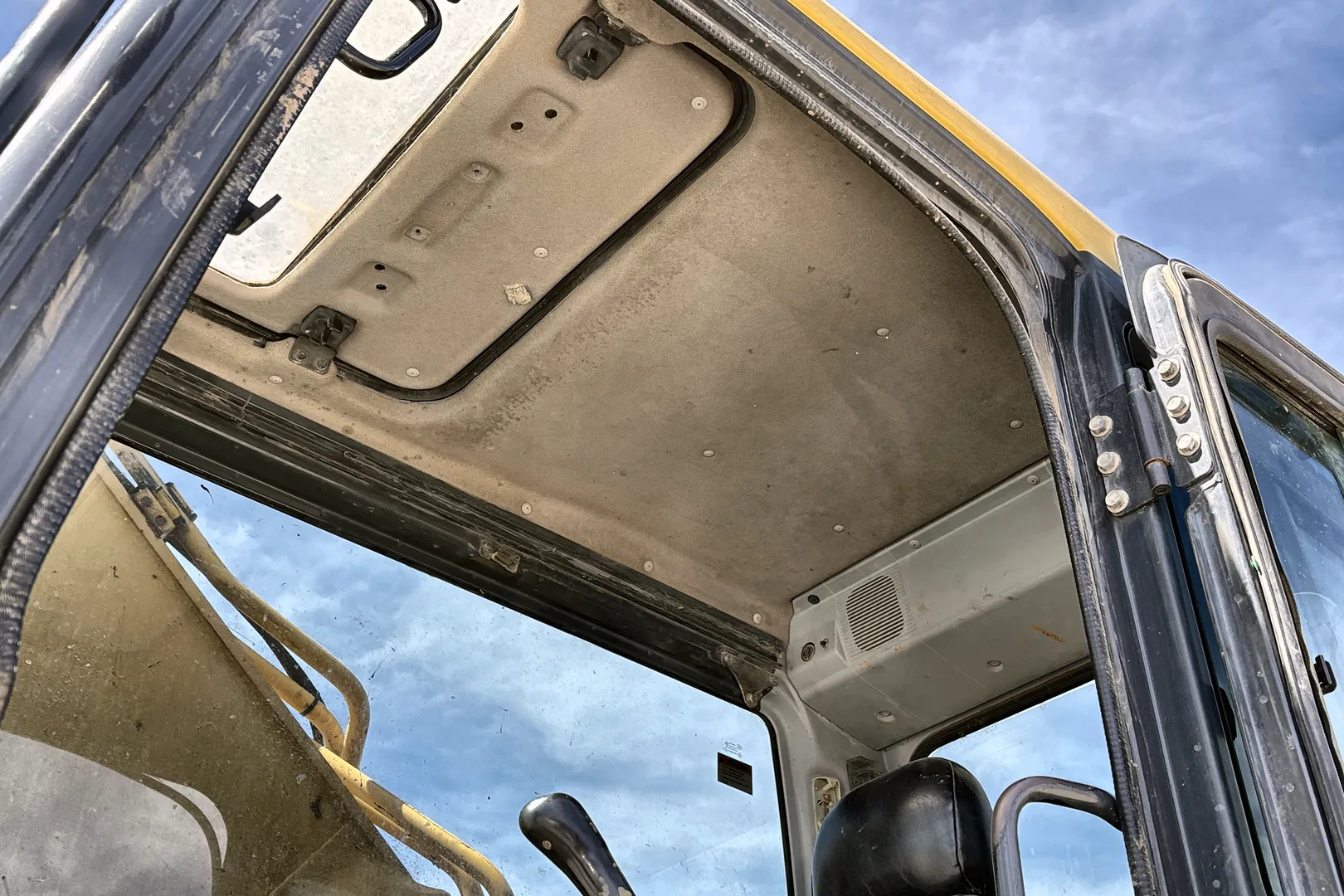 2001 KOMATSU PC400LC-7 - view 14 of 49